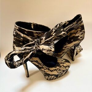 Dereon | Lacy Side-Tie High Heeled Pumps - Women's 6.5, Black/Cream/Gold